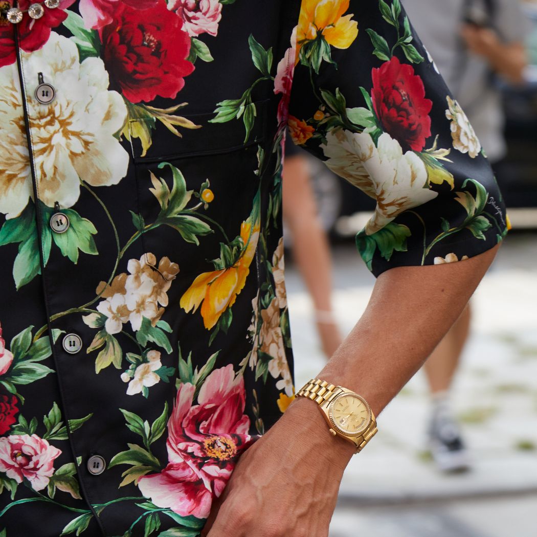 Modne koszule męskie na wiosnę i lato 2022. Jakie fasony, kolory i wzory królują w trendach?